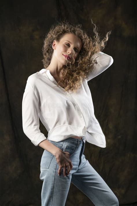 Das Schöne Sexy Langbeinige Busty Blonde Mädchen Das Einen Roten Rock Und Einen Schwarzen