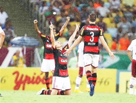 Flamengo vence Fluminense em clássico quente Vídeo Dailymotion