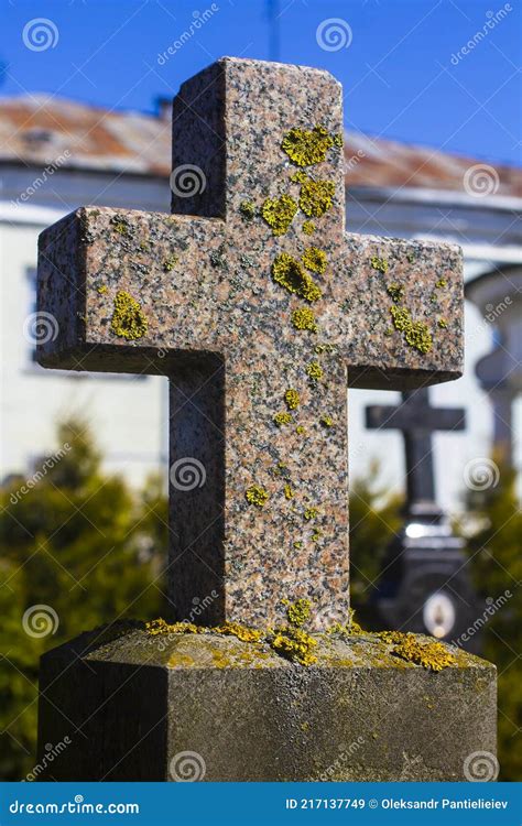 Altes Steinkreuz Auf Dem Alten Friedhof Rotes Granitkreuz Mit Flechten