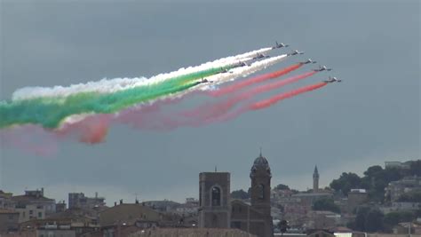 L Evento Le Frecce Tricolori Sorvolano Ancona Video QdM Notizie