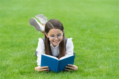 Heure De Lecture Heureuse Adolescente Lisant Un Livre Allongé Sur L