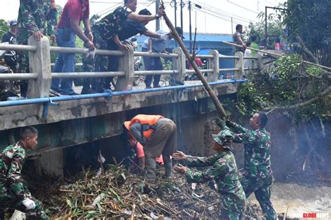 Gercep Dandim Sragen Terjun Langsung Bersihkan Sampah Penyumbat