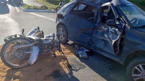 VÍDEO Homem fica ferido em acidente envolvendo carro e moto na BR 470