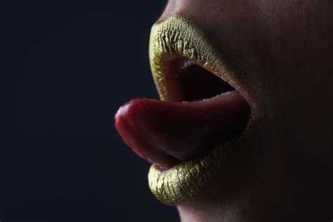 Lengua Sensual Lamer Los Labios L Piz Labial De Brillo Dorado Estilo De