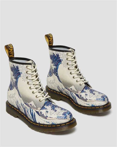 葛飾北斎の浮世絵冨嶽三十六景を落とし込んだブーツ Dr Martens Jiuni Q