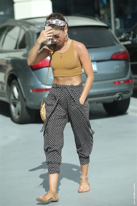 Sarah Hyland Nude OnlyFans Leaks Fappening FappeningBook