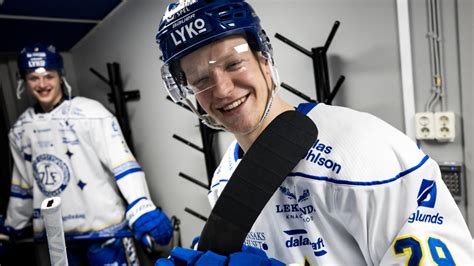 Emil Heineman får göra sin NHL debut i natt