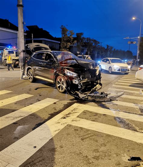 险！昨晚一路口两车相撞！一人被120接走！一车头几乎报废！海安新鲜事黑色