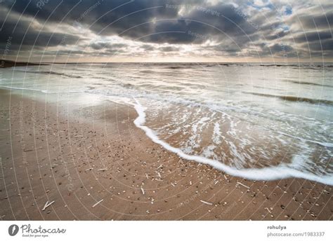 bewölkter Himmel über Nordseeküste ein lizenzfreies Stock Foto von