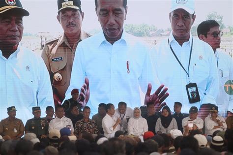 Temui Petani Jokowi Minta Alokasi Anggaran Subsidi Pupuk Ditambah Rp