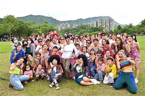 南港公園驚見辣媽熱舞！轉身是超級天后 豹紋招牌紅半世紀 娛樂星聞