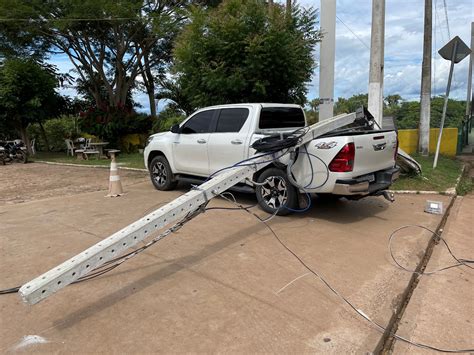 Caminhão arrasta fiação e derruba poste sobre Hilux em Esperantina