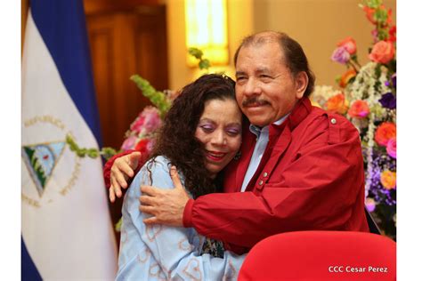 Daniel Y Rosario Reciben Credenciales De Presidente Y Vice Presidenta