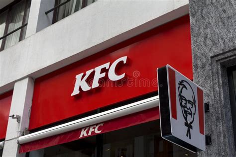 Logotipo De Kfc Kentucky Fried Chicken En La Tienda De Kfc Foto