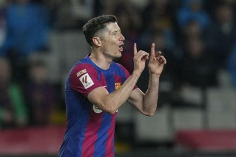 Robert Lewandowski strzela za dużo FC Barcelona będzie musiała