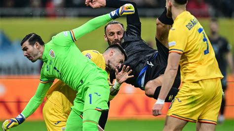 Calciatori Fuori Controllo Pugni E Calci In Campo Partita Sospesa Le