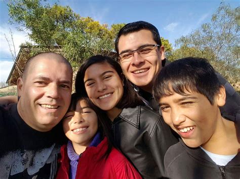 pareja gay que adoptó a tres hermanitos