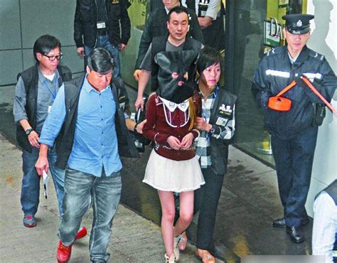 香港水泥藏屍案：女疑犯性感指认现场