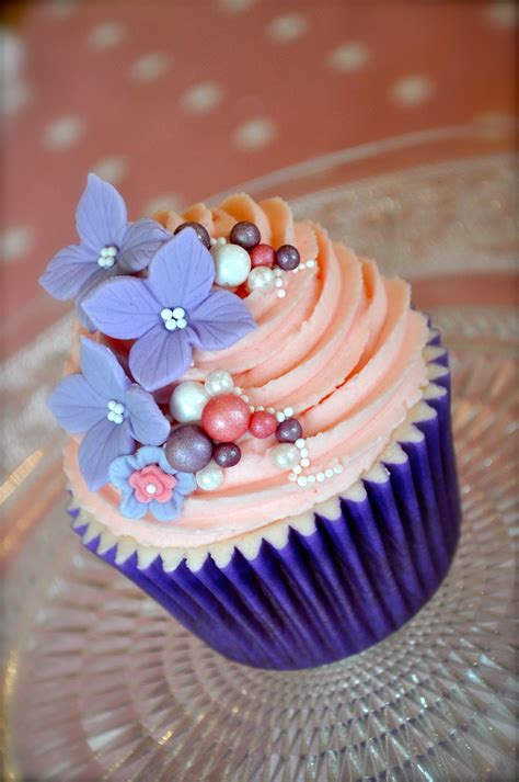 Pretty Flowers And Pearls Cupcake Beautiful Cakes Pretty Cupcakes