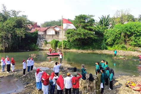 Foto Warga Bogor Upacara Hut Ri Di Tengah Sungai Ciliwung Ini Tujuannya