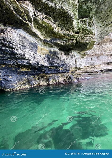 Gruta Rocosa Con Agua Azul Turquesa Bella Foto Natural Imagen De