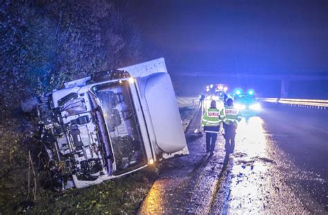 A81 Bei Steinheim Lkw Kommt Von Fahrbahn Ab Und Kippt Um Landkreis