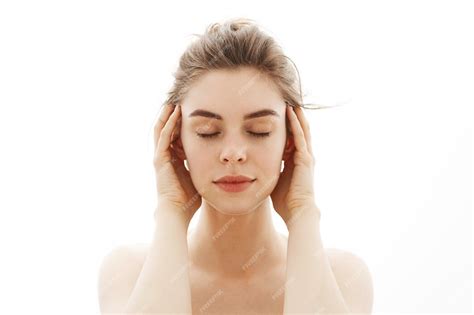 Jeune Femme Nue Tendre Avec Chignon Posant Sur Fond Blanc Yeux Fermés Photo Gratuite