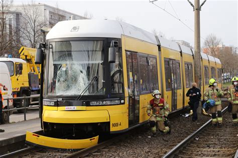 Radfahrer Nach Unfall Mit Tram Mitgeschleift Und Schwer Verletzt