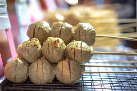 Comida callejera en bangkok tailandia albóndigas a la plancha Foto