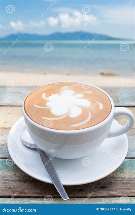 Tasse De Café Sur La Terrasse Faisant Face Au Paysage Marin