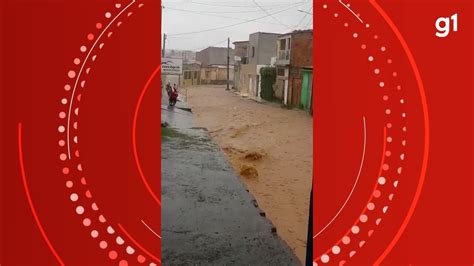 Vídeo Forte chuva alaga ruas na cidade de Cícero Dantas Bahia G1