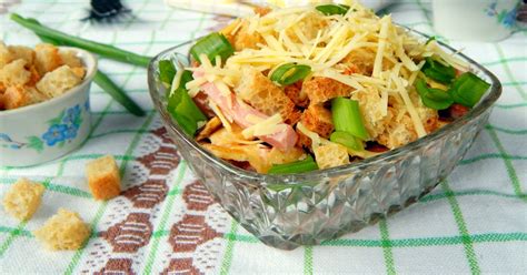 Салат с копченностями, свежими овощами и сухариками