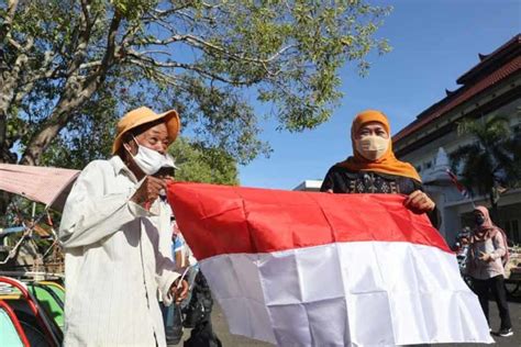 Gubernur Khofifah Bagikan Bendera Merah Putih Dan Sembako Di Bulan