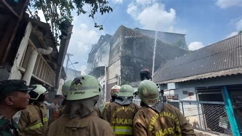 Permukiman Padat Penduduk Di Tambora Terkabar 18 Unit Mobil Pemadam