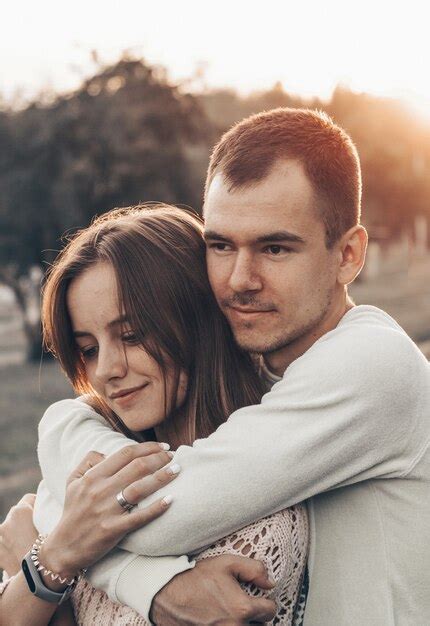 Joven Pareja De Enamorados Al Aire Libre Est N Sonriendo Y Mir Ndose