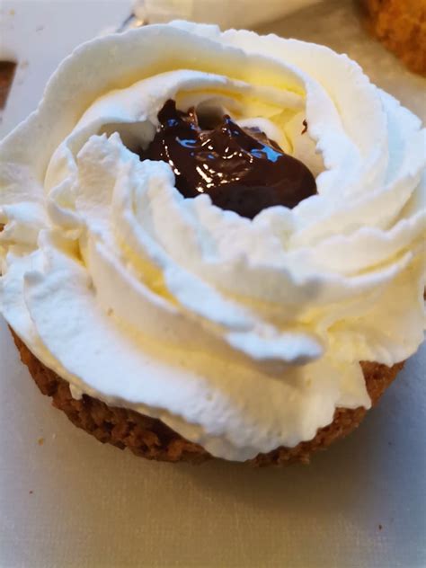 Choux craquelin crème chantilly au mascarpone legere et chocolat Les