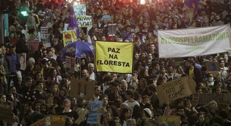 Manifestantes V O S Ruas Em Defesa Da Amaz Nia No Recife Agora Nordeste