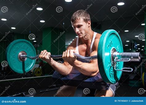 Homme Musculaire Faisant L Exercice Sur Le Biceps Image Stock Image