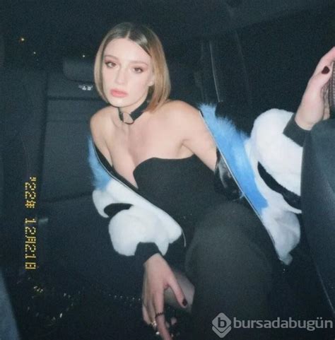 Gizem Karaca nın dekolteli pozu beğenildi Foto Galerisi 2