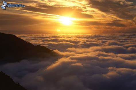 Sonnenuntergang über den Wolken