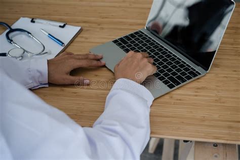 Docteur Sûr Avec Lordinateur Portable Sur Le Bureau Image Stock