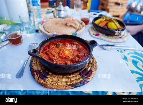 Plat Traditionnel Marocain Kefta Tajine Avec Boulettes De Viande Et œuf