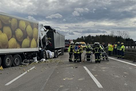 Schwerer Sattelzug Crash Am Stau Ende Nach Lkw Unfall Auf Der A9 Bei