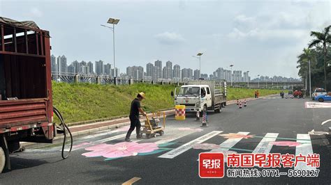 南宁一条“鲜花彩绘”斑马线走红，交警：浪漫但不可取