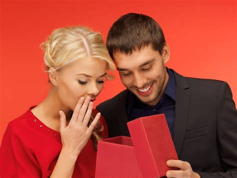 Imagen De Hombre Y Mujer Mirando Dentro De La Caja Foto Premium