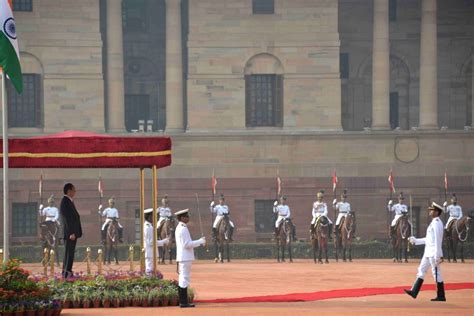 Vietnamese President Tran Dai Quang observes the Guard of Honor during ...