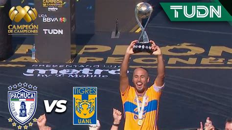 CAMPEONES GUIDO PIZARRO levantó el trofeo de CAMPEÓN DE CAMPEONES