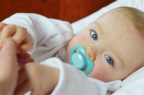 El Bebé Sufre a Partir De La Sexta Enfermedad la Fiebre De Tres Días