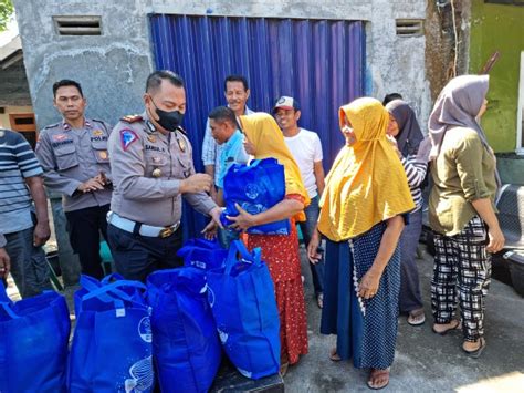 Jumat Berkah Kasat Lantas Polres Sumbawa Bagi Sembako Kepada Warga