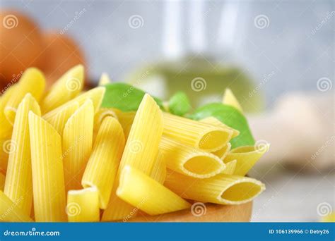 Penne Rigate Makkaroni In Form Von Federn Mostaccioliteigwaren